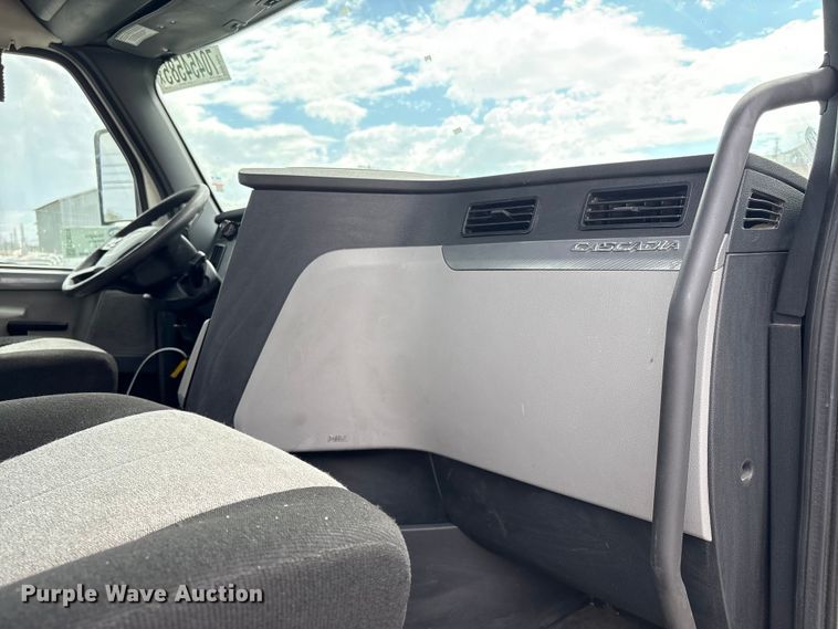 image for item EC8016 2019 Freightliner Cascadia semi truck