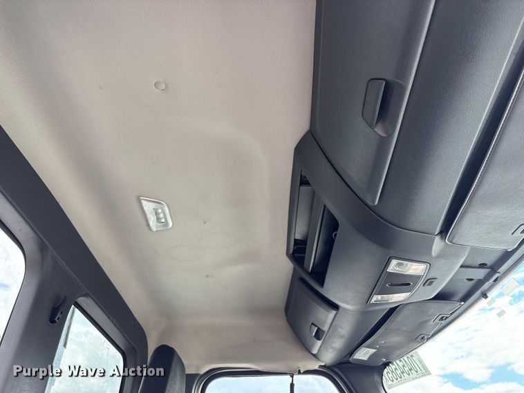 image for item EC8016 2019 Freightliner Cascadia semi truck