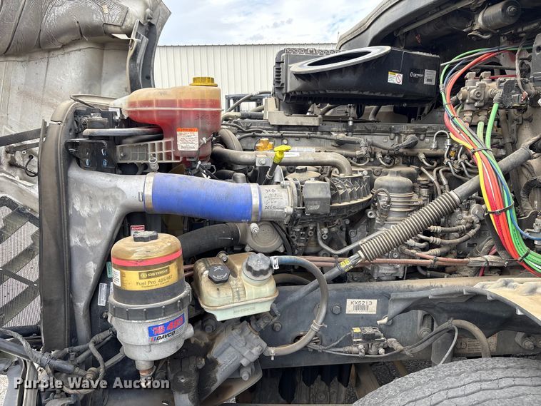 image for item EC8016 2019 Freightliner Cascadia semi truck