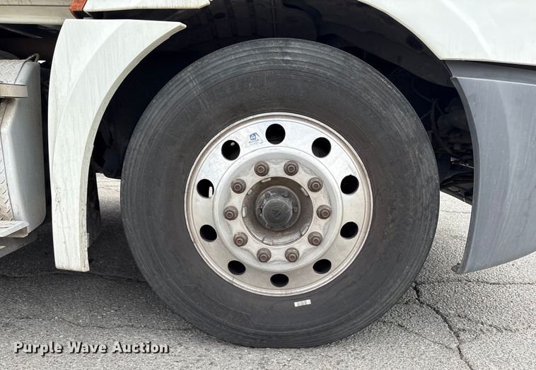 image for item EC8016 2019 Freightliner Cascadia semi truck