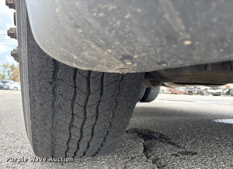 image for item EC8016 2019 Freightliner Cascadia semi truck