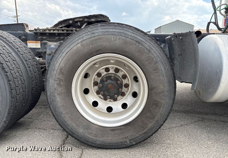 image for item EC8016 2019 Freightliner Cascadia semi truck