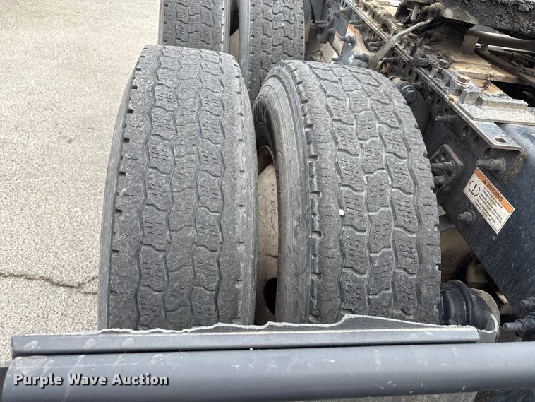 image for item EC8016 2019 Freightliner Cascadia semi truck