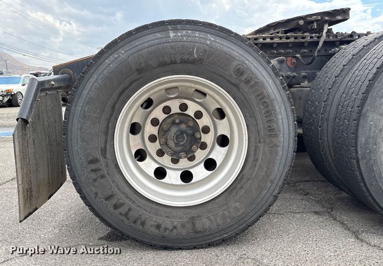 image for item EC8016 2019 Freightliner Cascadia semi truck