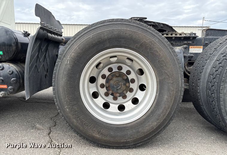 image for item EC8016 2019 Freightliner Cascadia semi truck