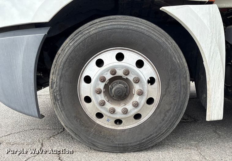 image for item EC8016 2019 Freightliner Cascadia semi truck