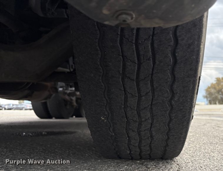 image for item EC8016 2019 Freightliner Cascadia semi truck