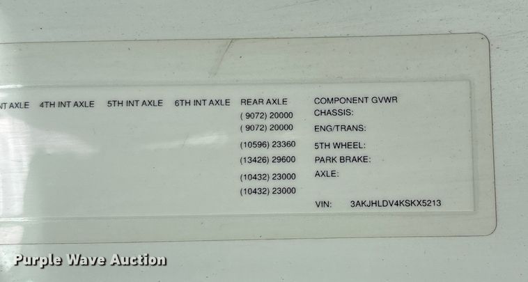 image for item EC8016 2019 Freightliner Cascadia semi truck