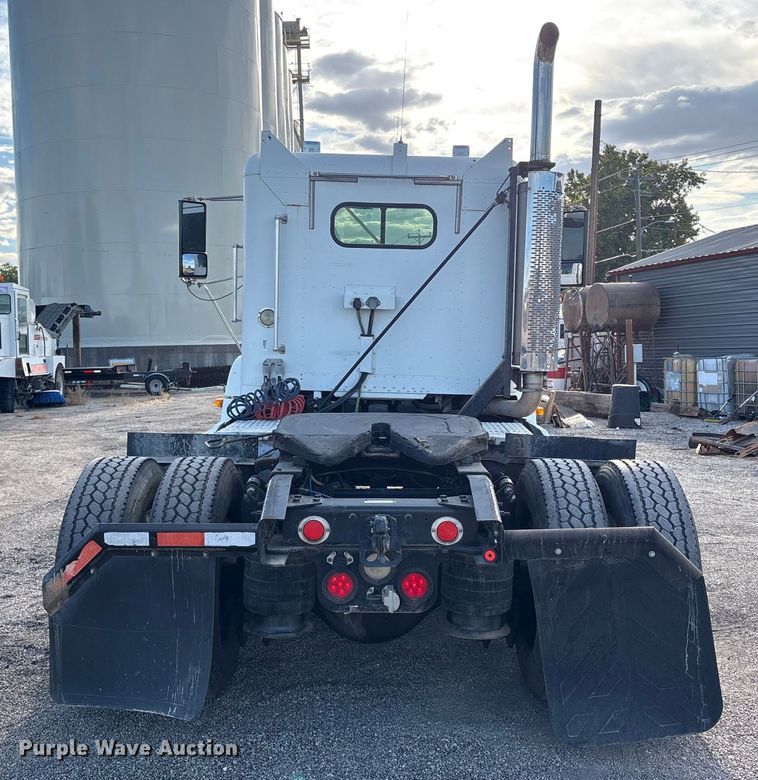 image for item EC8038 2000 Freightliner FLD semi truck