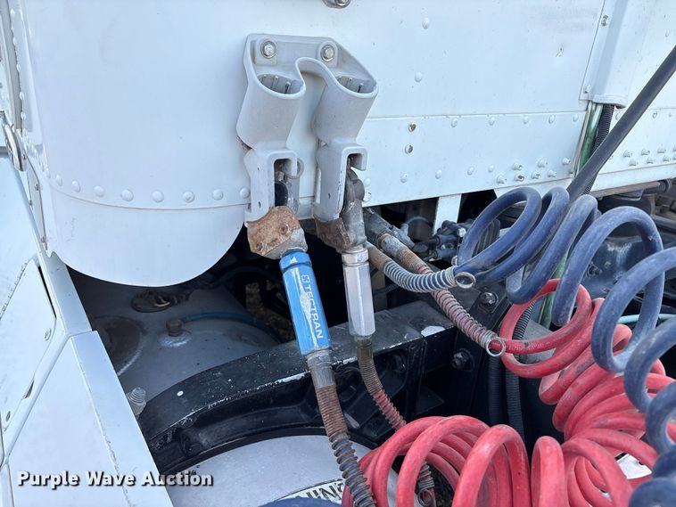 image for item EC8038 2000 Freightliner FLD semi truck