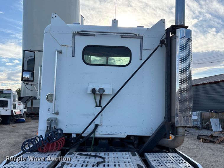 image for item EC8038 2000 Freightliner FLD semi truck