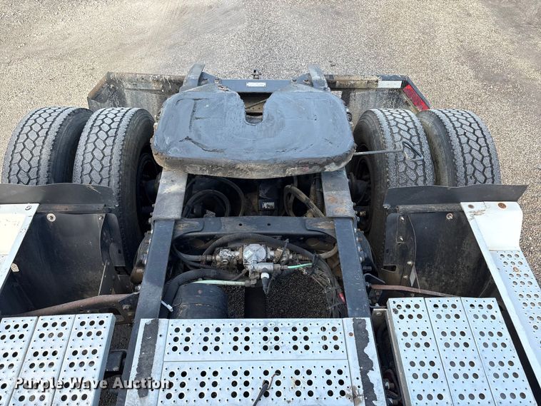 image for item EC8038 2000 Freightliner FLD semi truck