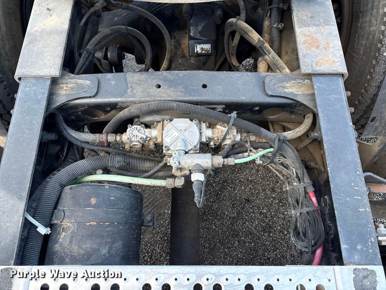 image for item EC8038 2000 Freightliner FLD semi truck