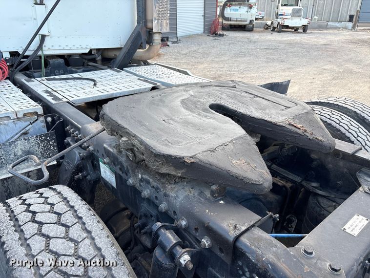 image for item EC8038 2000 Freightliner FLD semi truck