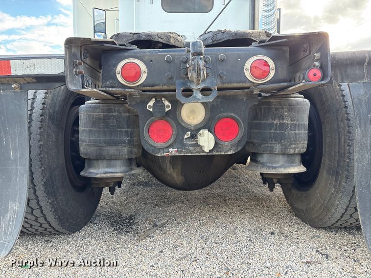 image for item EC8038 2000 Freightliner FLD semi truck