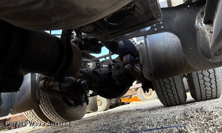 image for item EC8038 2000 Freightliner FLD semi truck