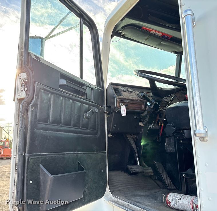 image for item EC8038 2000 Freightliner FLD semi truck