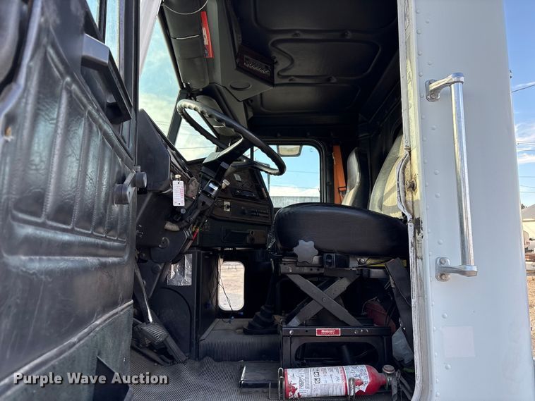 image for item EC8038 2000 Freightliner FLD semi truck