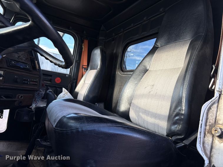 image for item EC8038 2000 Freightliner FLD semi truck