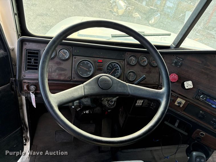 image for item EC8038 2000 Freightliner FLD semi truck