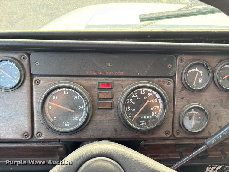 image for item EC8038 2000 Freightliner FLD semi truck