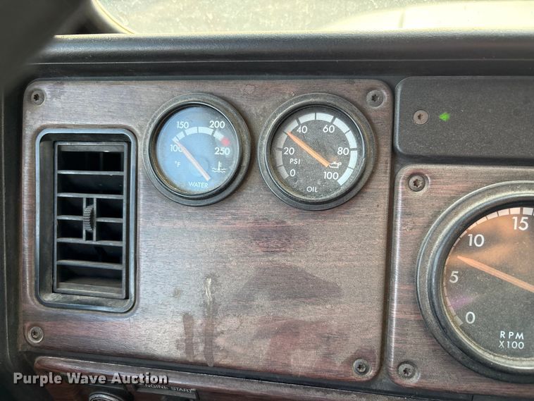 image for item EC8038 2000 Freightliner FLD semi truck