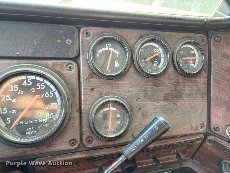 image for item EC8038 2000 Freightliner FLD semi truck