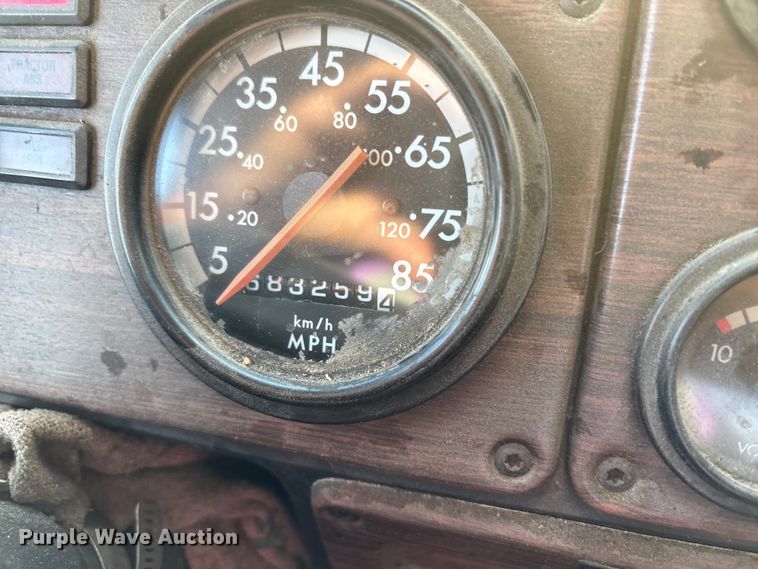 image for item EC8038 2000 Freightliner FLD semi truck