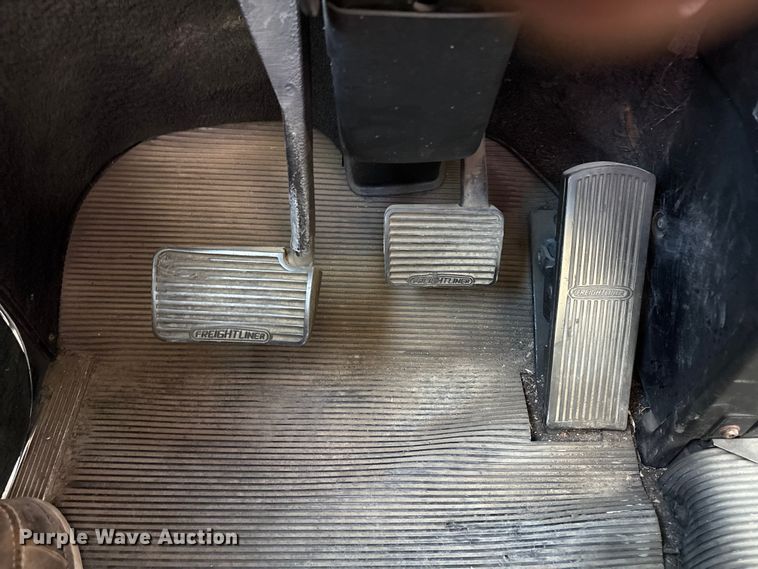 image for item EC8038 2000 Freightliner FLD semi truck