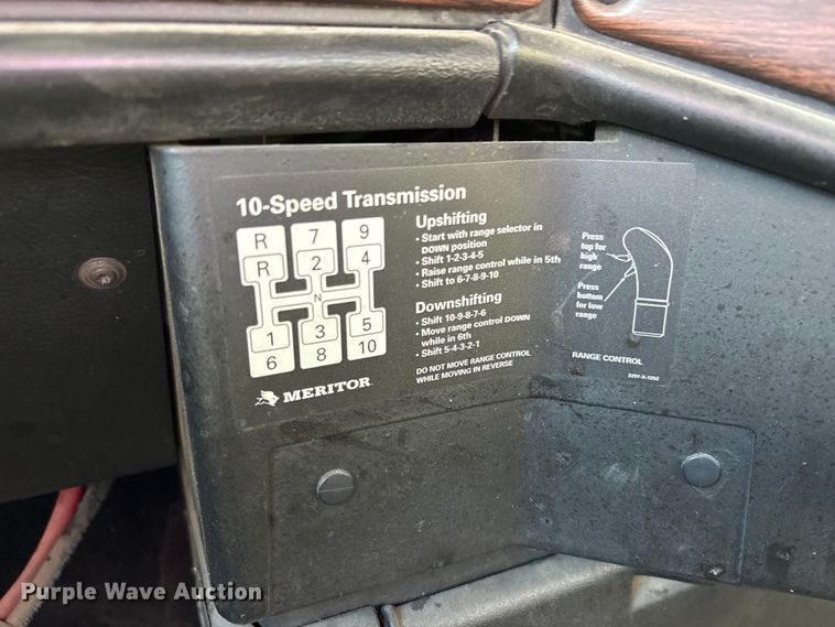 image for item EC8038 2000 Freightliner FLD semi truck