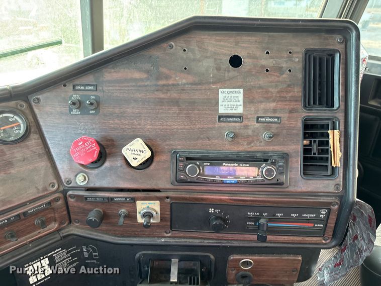 image for item EC8038 2000 Freightliner FLD semi truck