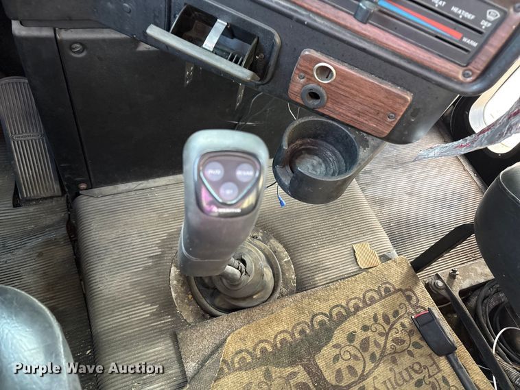 image for item EC8038 2000 Freightliner FLD semi truck