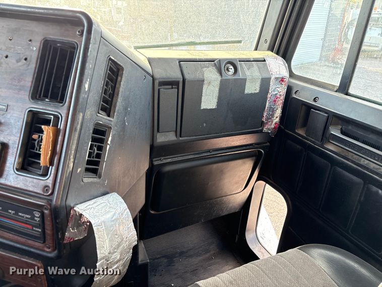 image for item EC8038 2000 Freightliner FLD semi truck