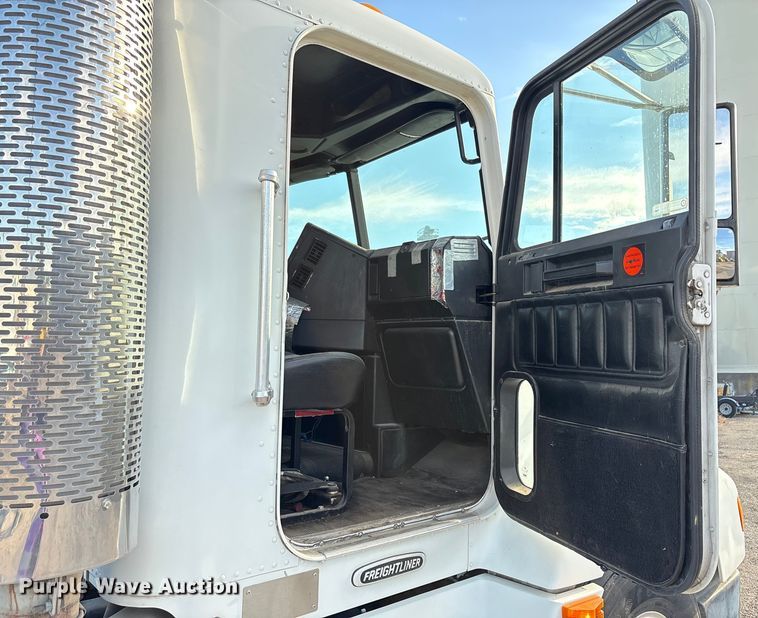 image for item EC8038 2000 Freightliner FLD semi truck