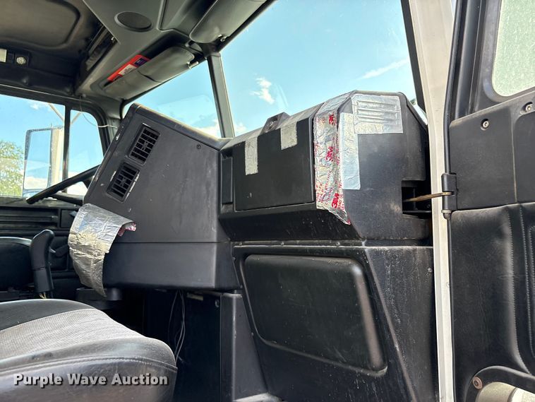 image for item EC8038 2000 Freightliner FLD semi truck