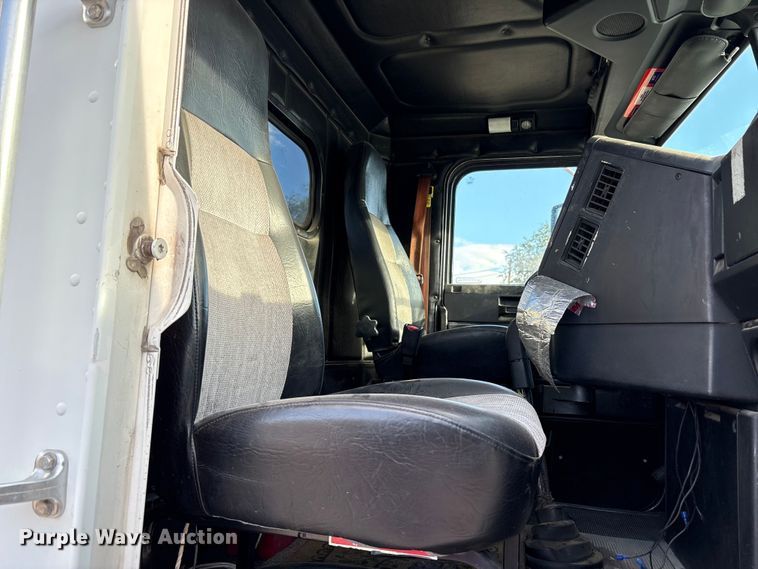 image for item EC8038 2000 Freightliner FLD semi truck