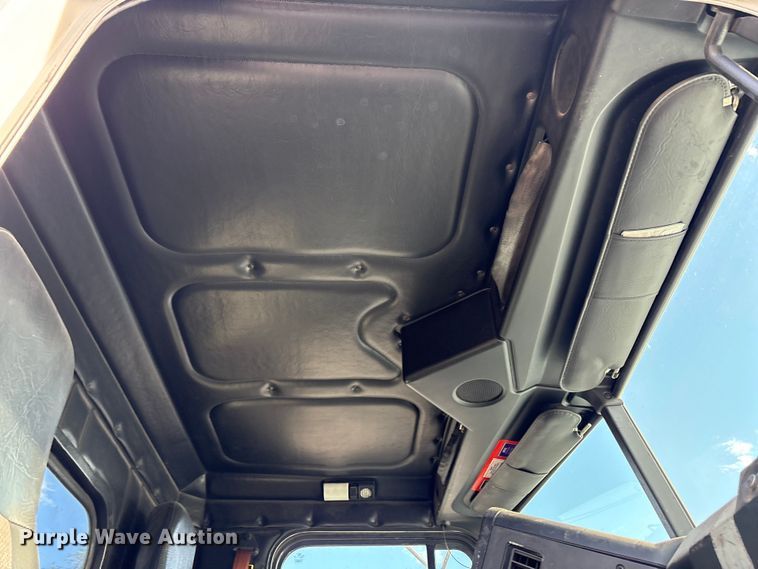 image for item EC8038 2000 Freightliner FLD semi truck