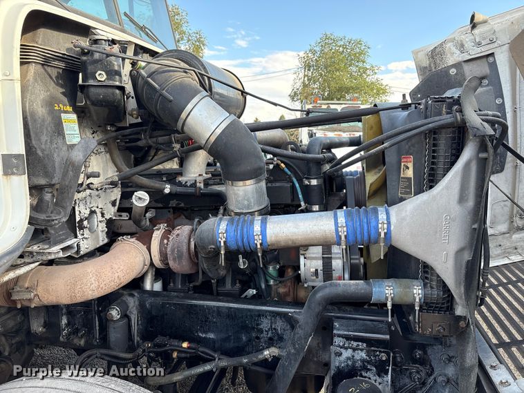 image for item EC8038 2000 Freightliner FLD semi truck