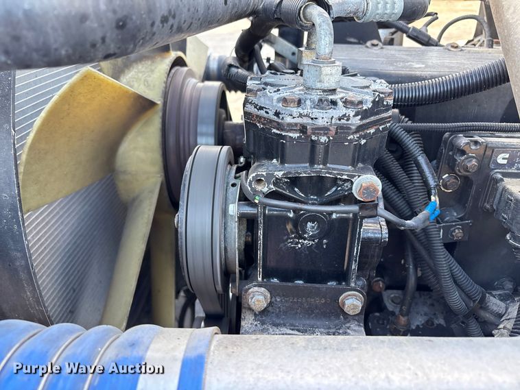 image for item EC8038 2000 Freightliner FLD semi truck