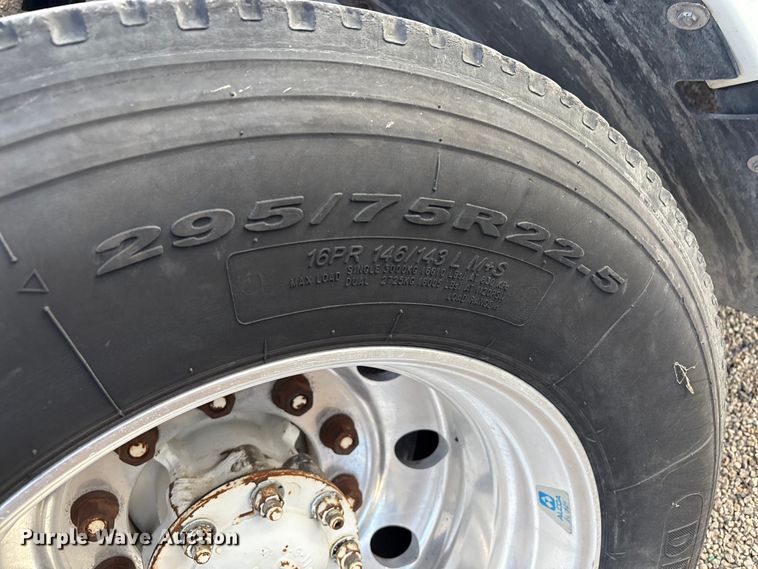 image for item EC8038 2000 Freightliner FLD semi truck