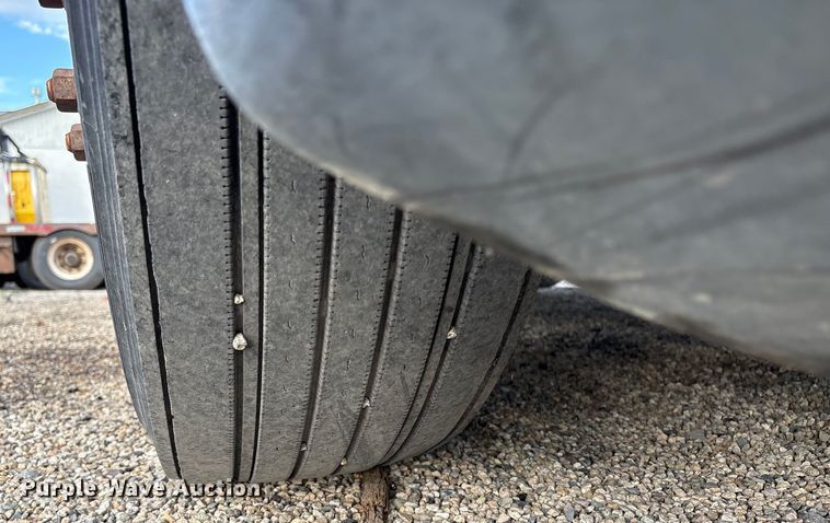 image for item EC8038 2000 Freightliner FLD semi truck