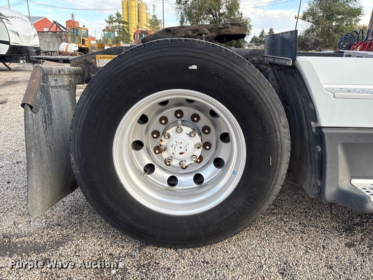 image for item EC8038 2000 Freightliner FLD semi truck