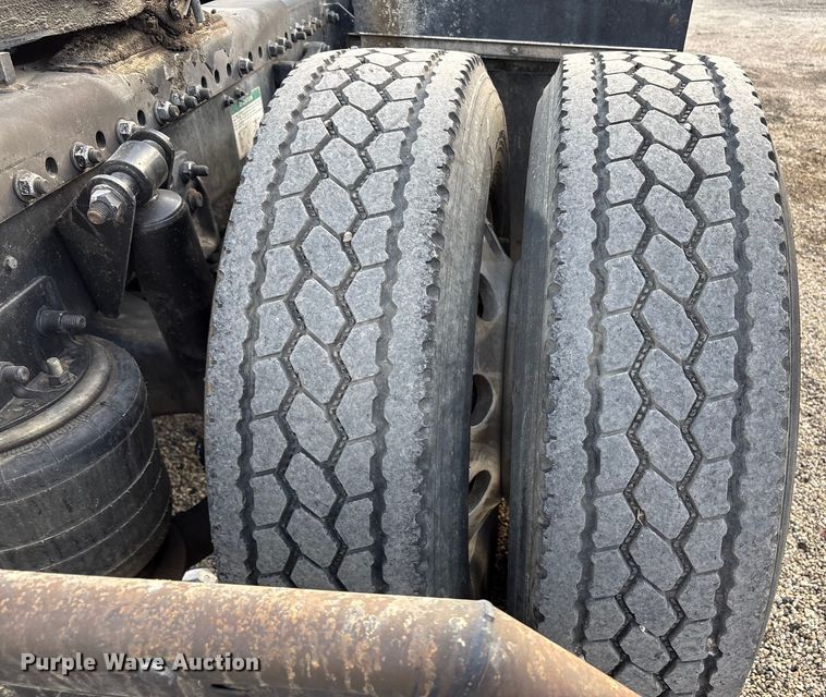 image for item EC8038 2000 Freightliner FLD semi truck