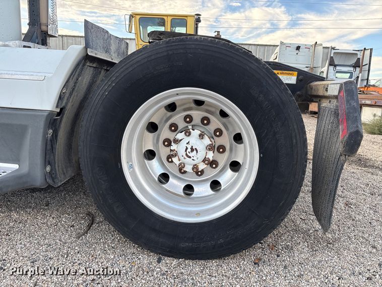 image for item EC8038 2000 Freightliner FLD semi truck