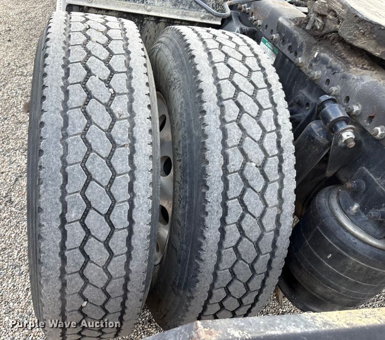 image for item EC8038 2000 Freightliner FLD semi truck