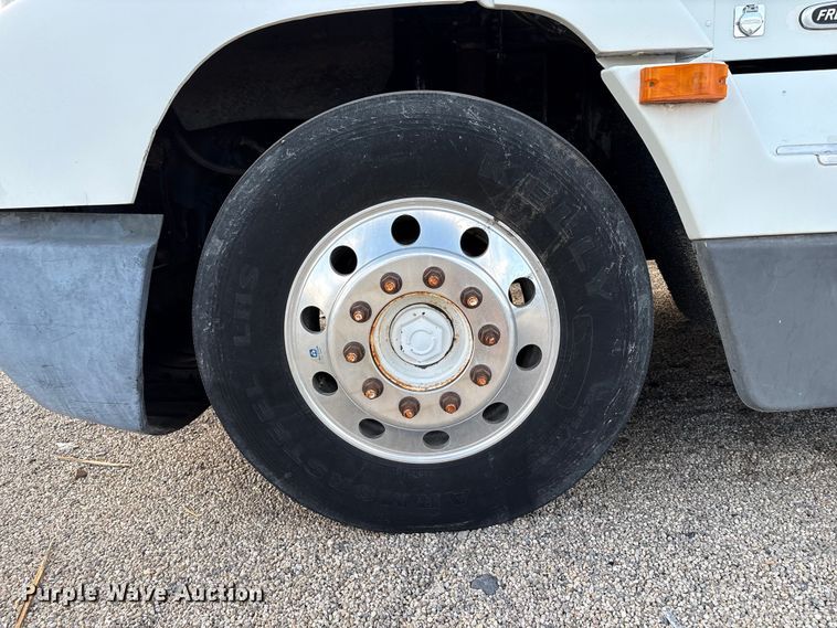 image for item EC8038 2000 Freightliner FLD semi truck