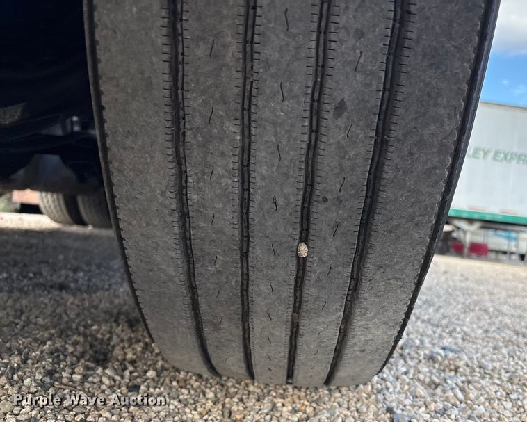 image for item EC8038 2000 Freightliner FLD semi truck