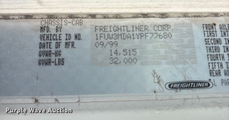 image for item EC8038 2000 Freightliner FLD semi truck