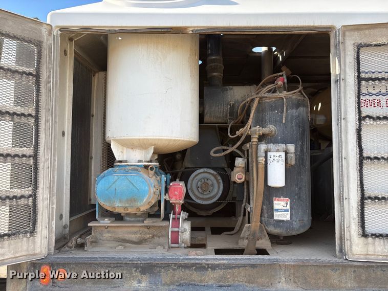 image for item EC8039 2009 International 4400 SBA  vacuum truck