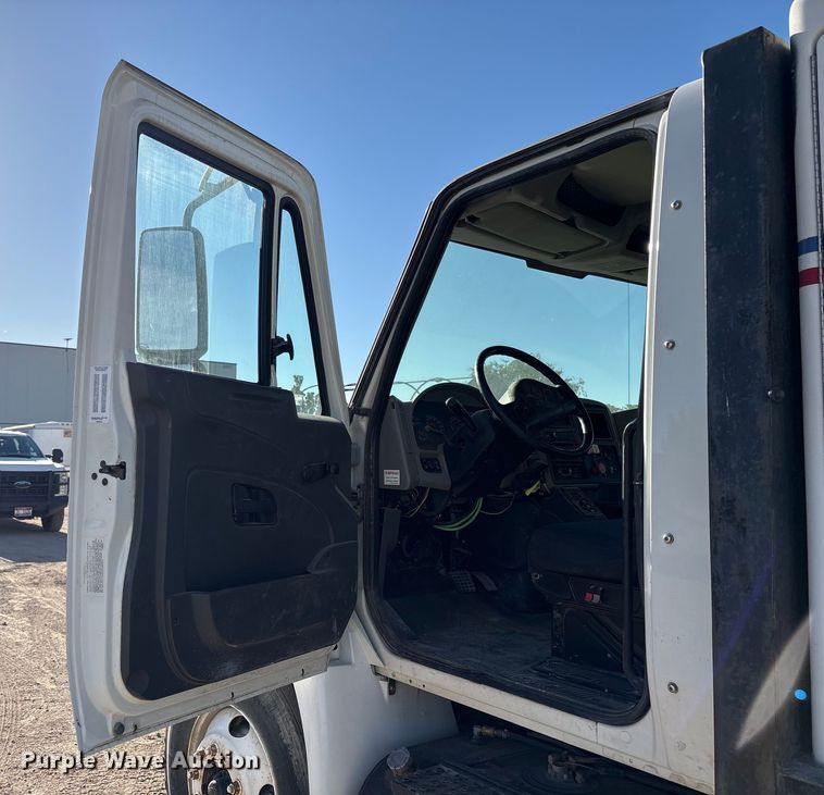 image for item EC8039 2009 International 4400 SBA  vacuum truck